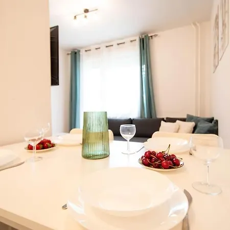 Boulevard 1-bedroom Flat Apartment
